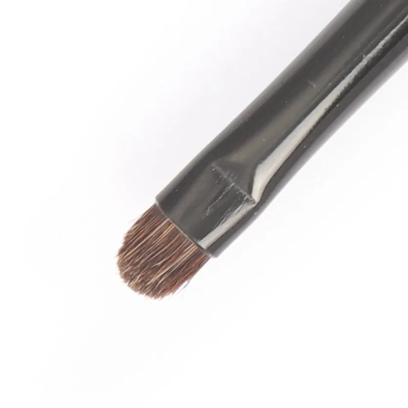 Detail Small Oval Eyeshadow Brush