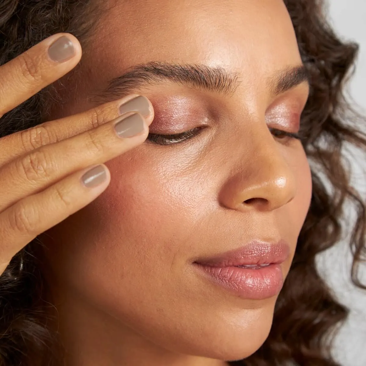 On Point Tint Creamy Eyeshadow & Primer with Peptides