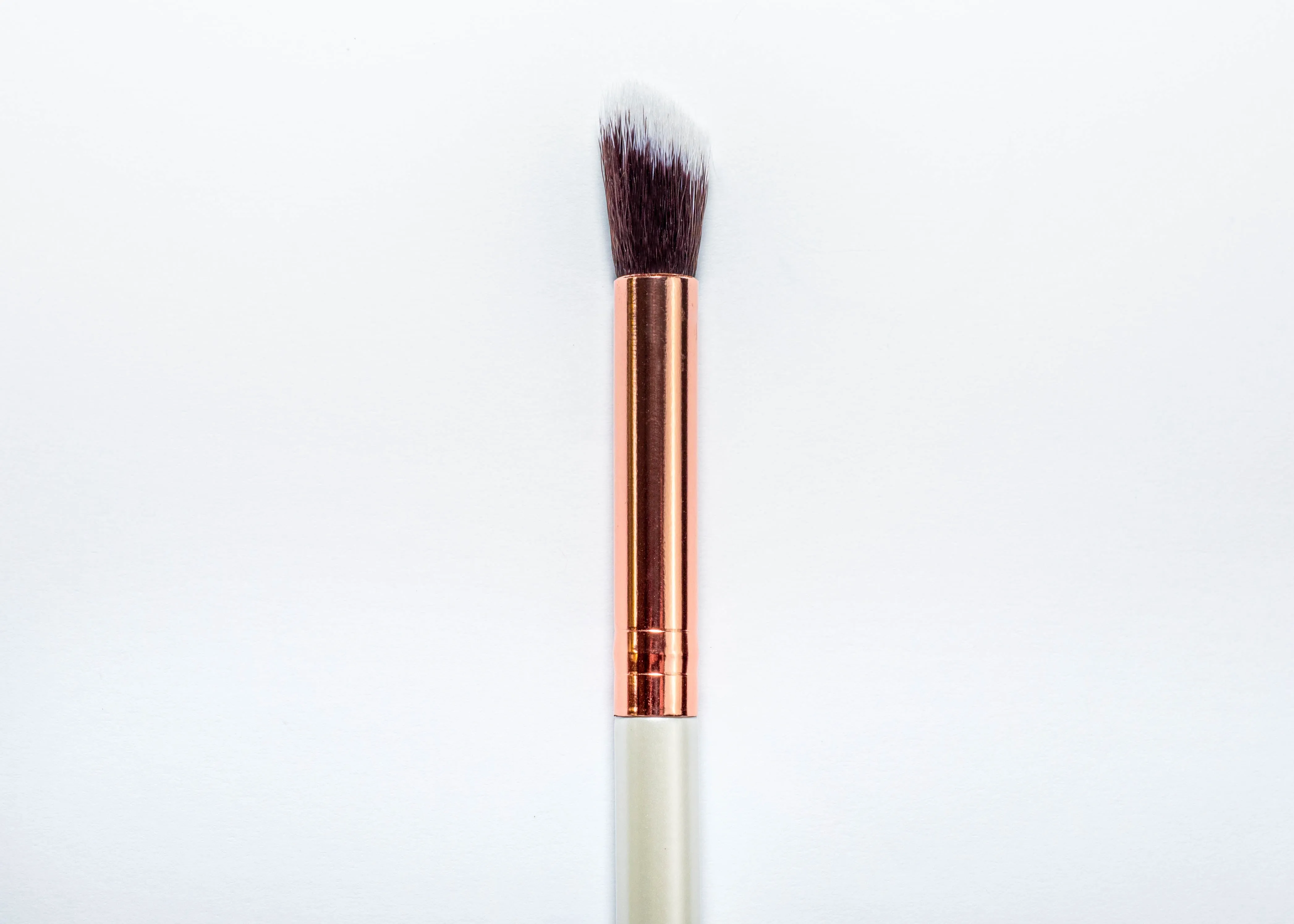 Pearl Small Angled Contour Brush