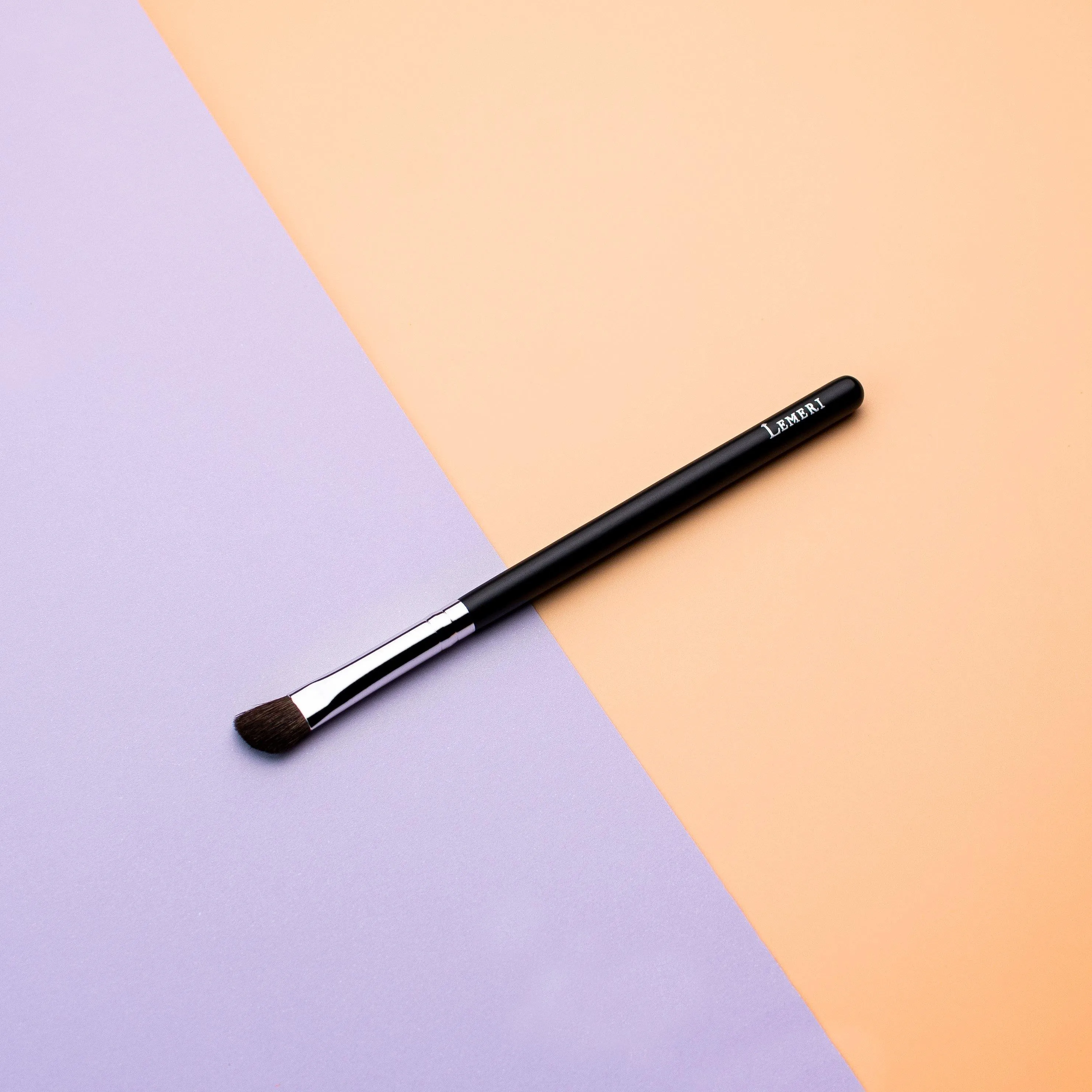 Pro Angled Eyeshadow Brush B714