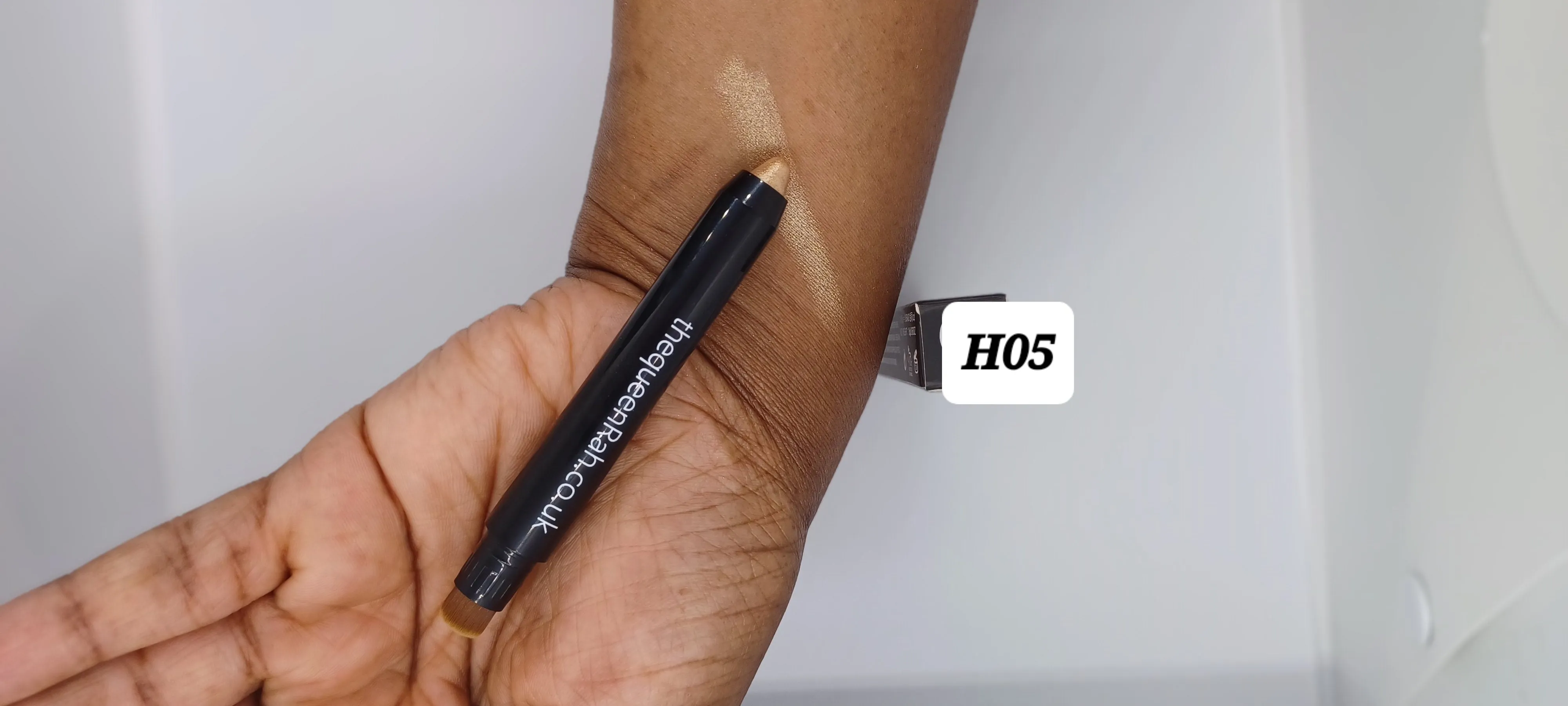 Satin eye-shadow & with brush