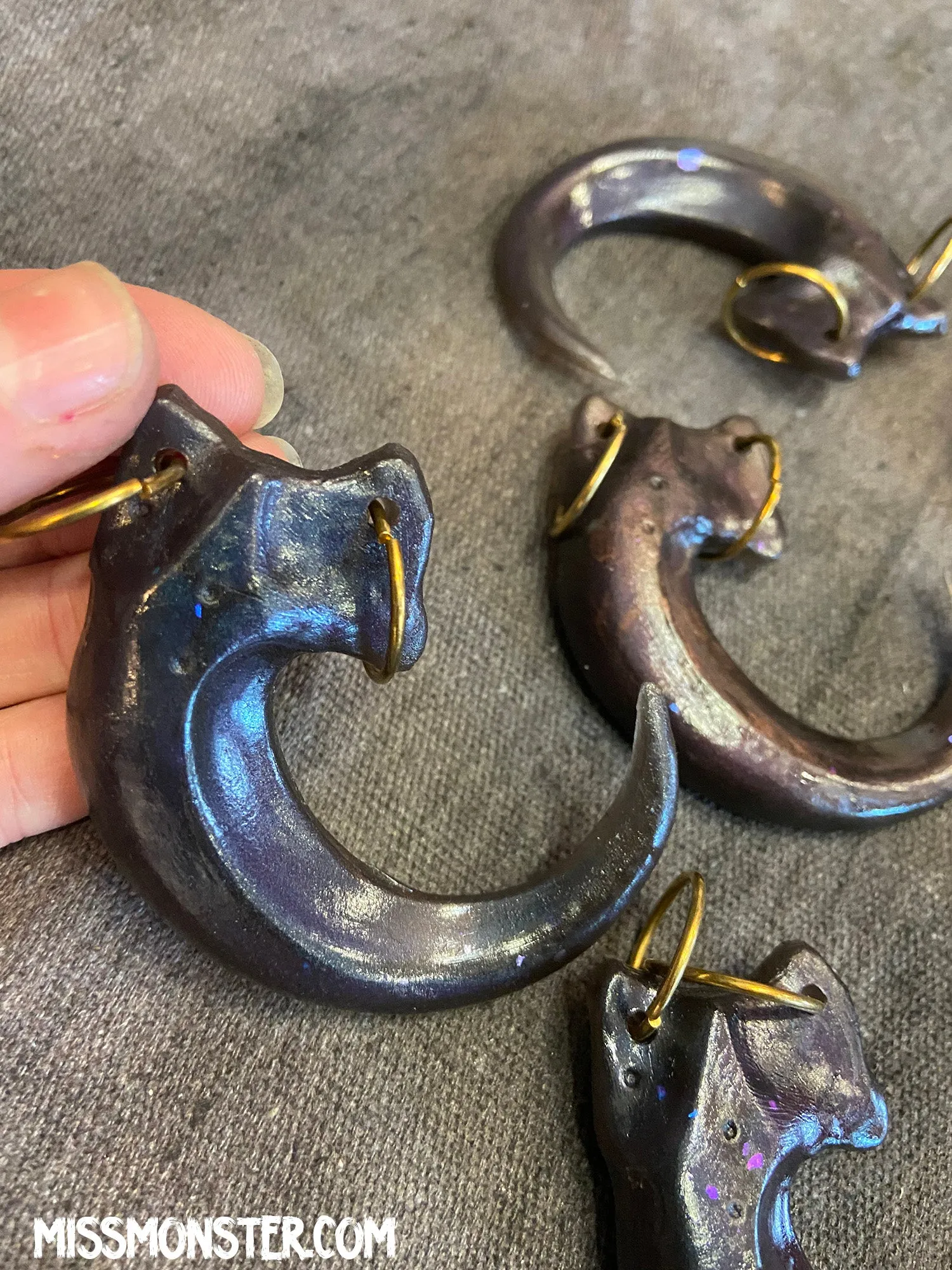 TRANSLUSCENT IRIDESCENT CLAW PENDANT (DARK)