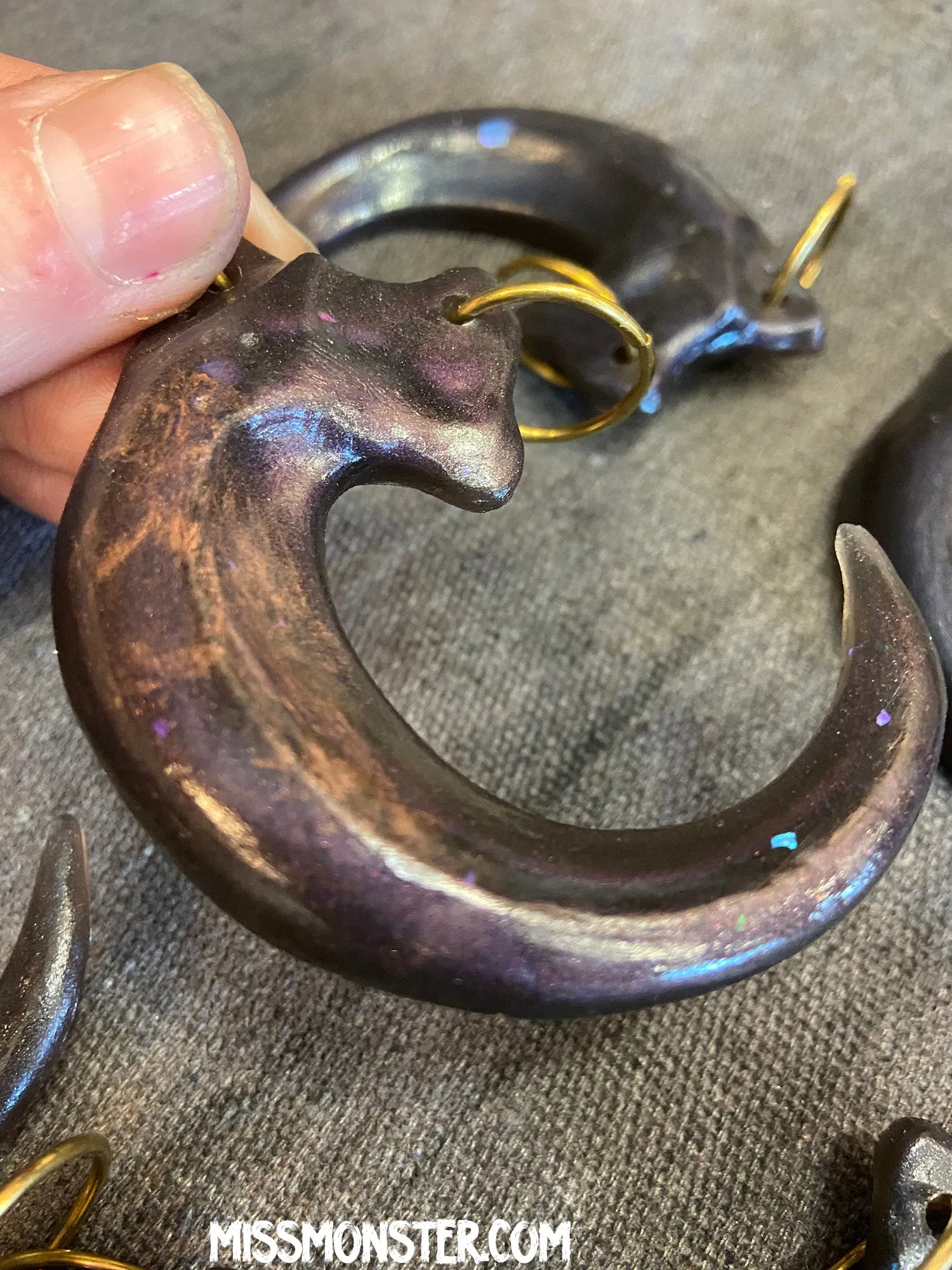TRANSLUSCENT IRIDESCENT CLAW PENDANT (DARK)