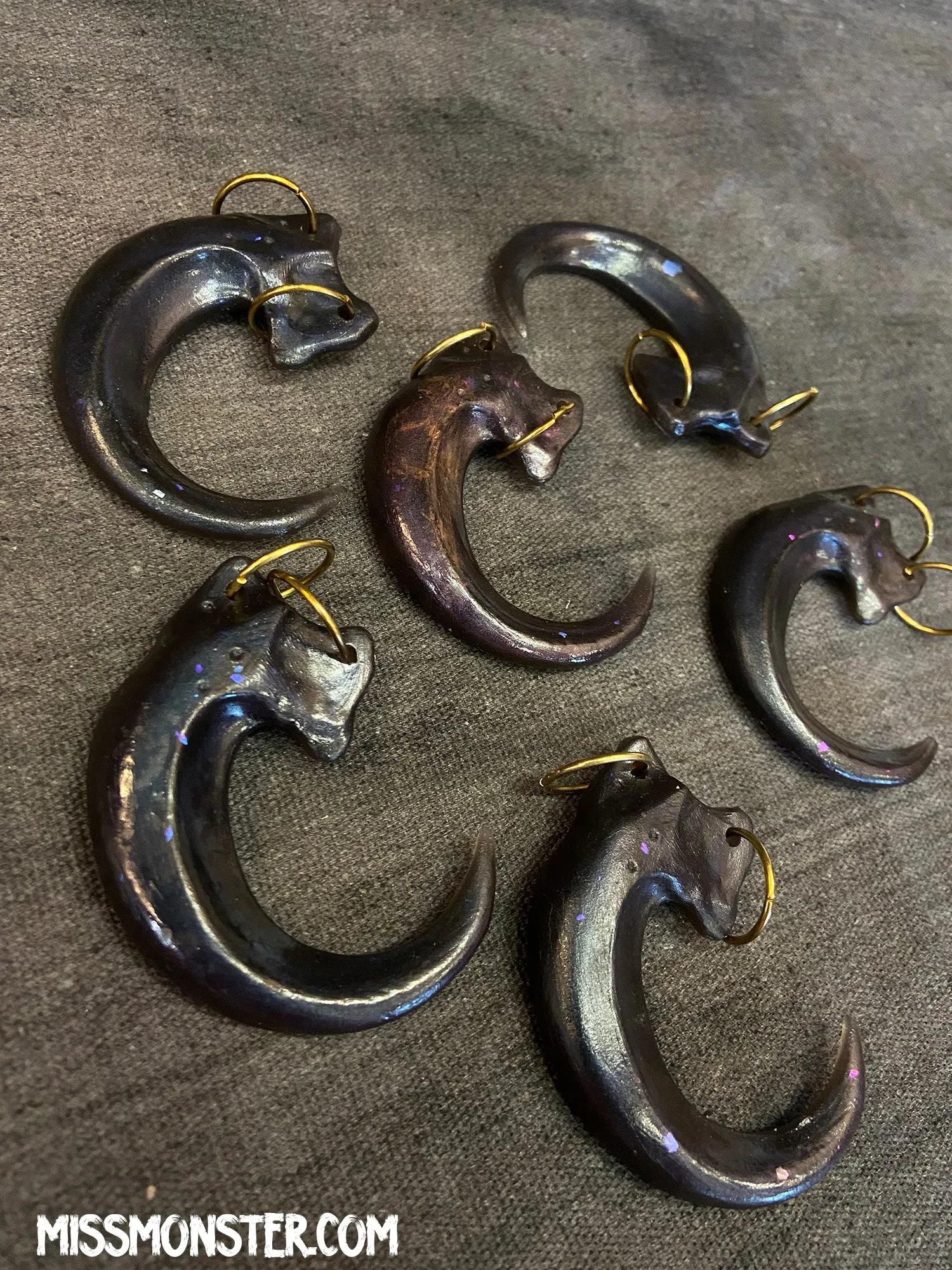 TRANSLUSCENT IRIDESCENT CLAW PENDANT (DARK)