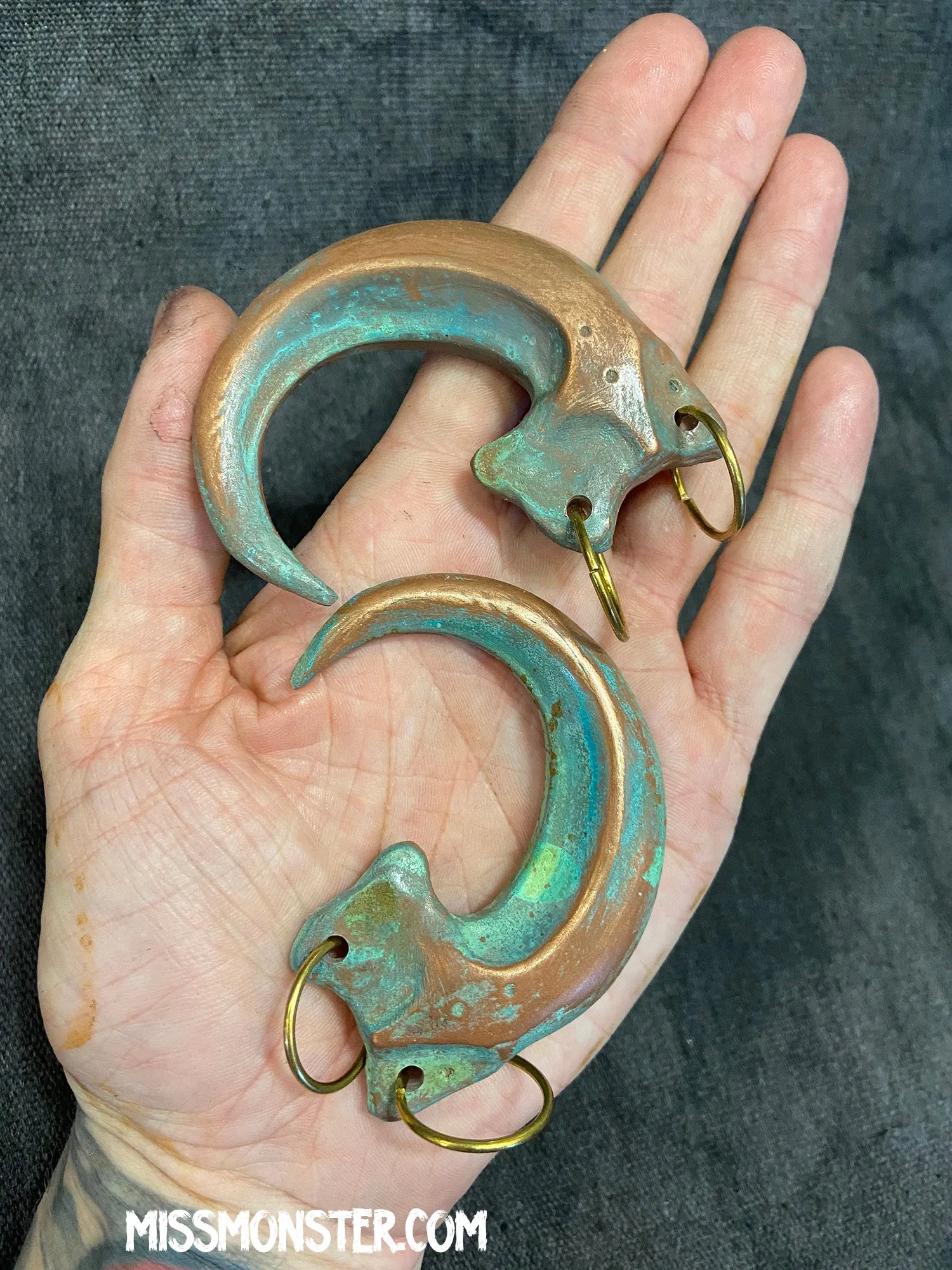 TRANSLUSCENT IRIDESCENT CLAW PENDANT (DARK)