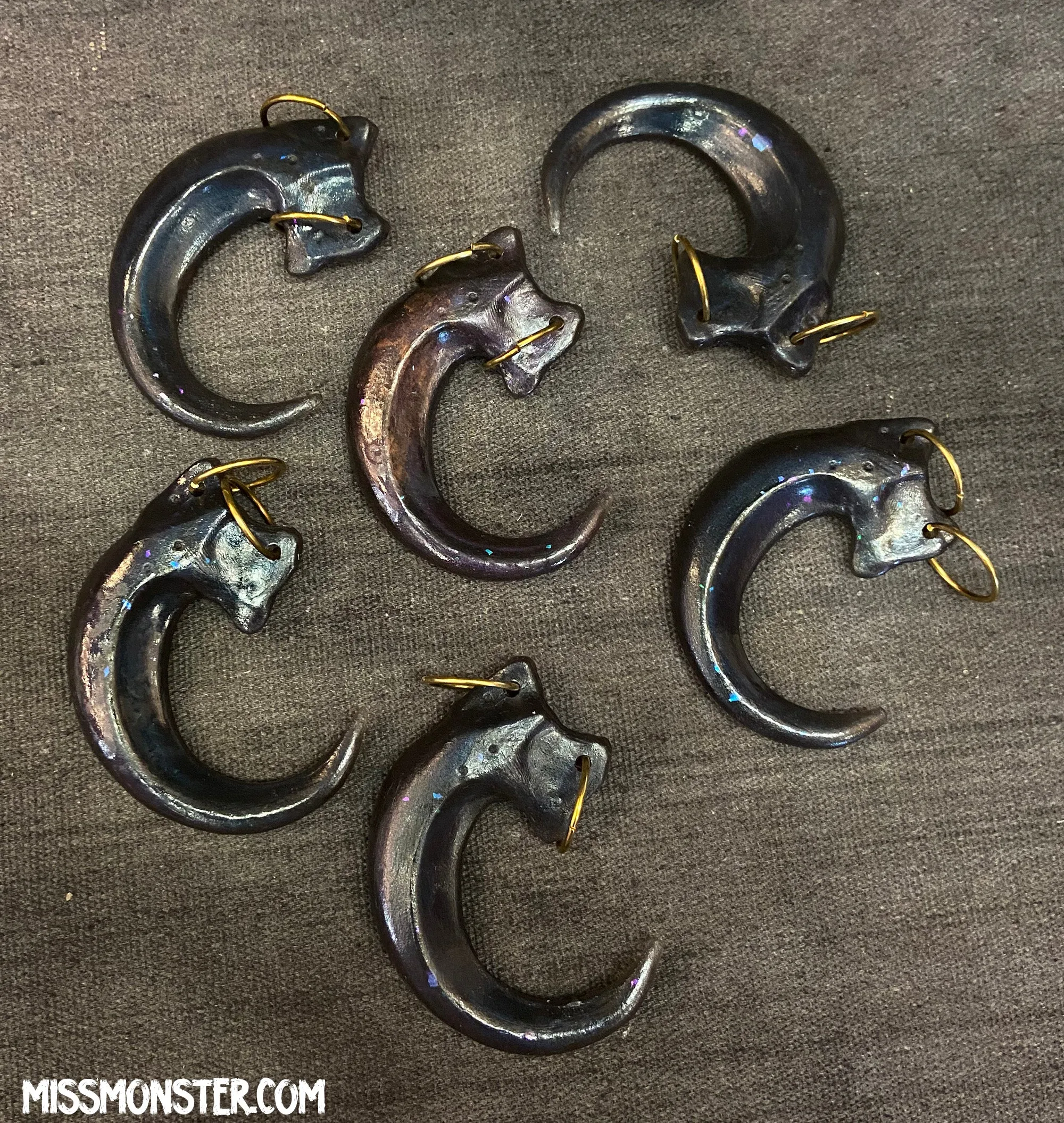 TRANSLUSCENT IRIDESCENT CLAW PENDANT (DARK)