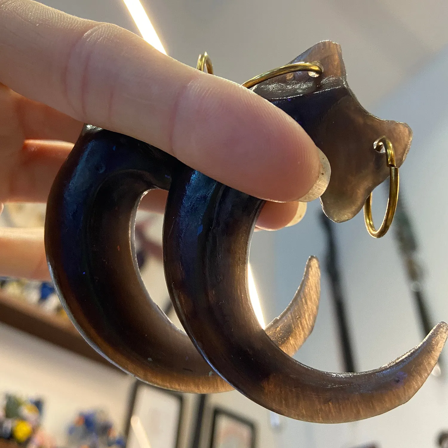 TRANSLUSCENT IRIDESCENT CLAW PENDANT (DARK)