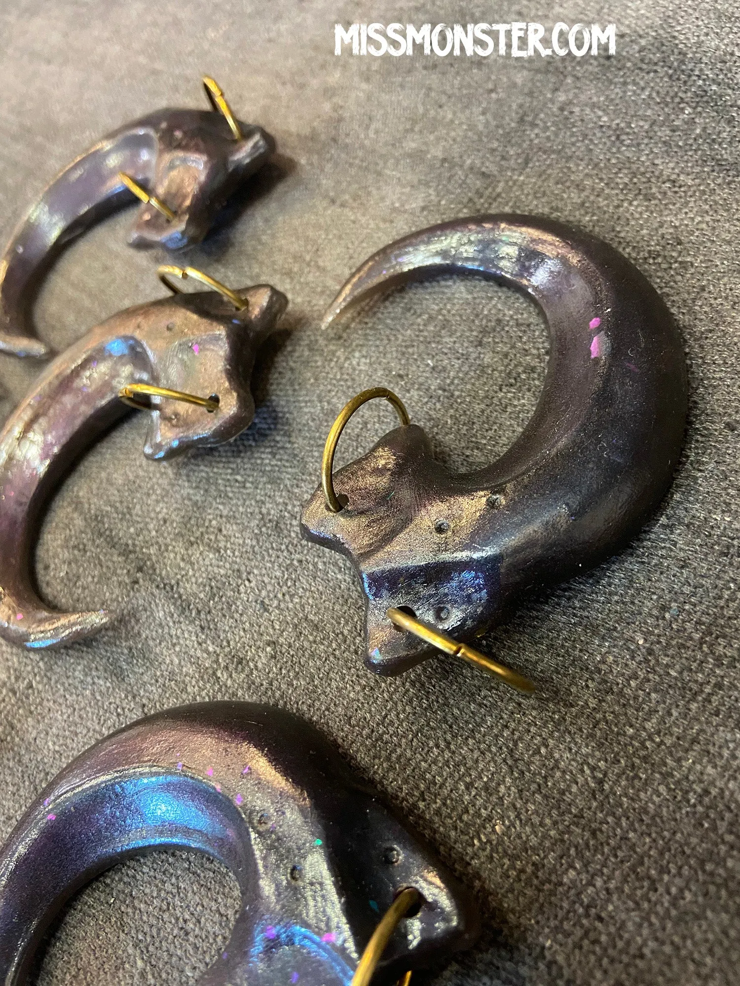 TRANSLUSCENT IRIDESCENT CLAW PENDANT (DARK)
