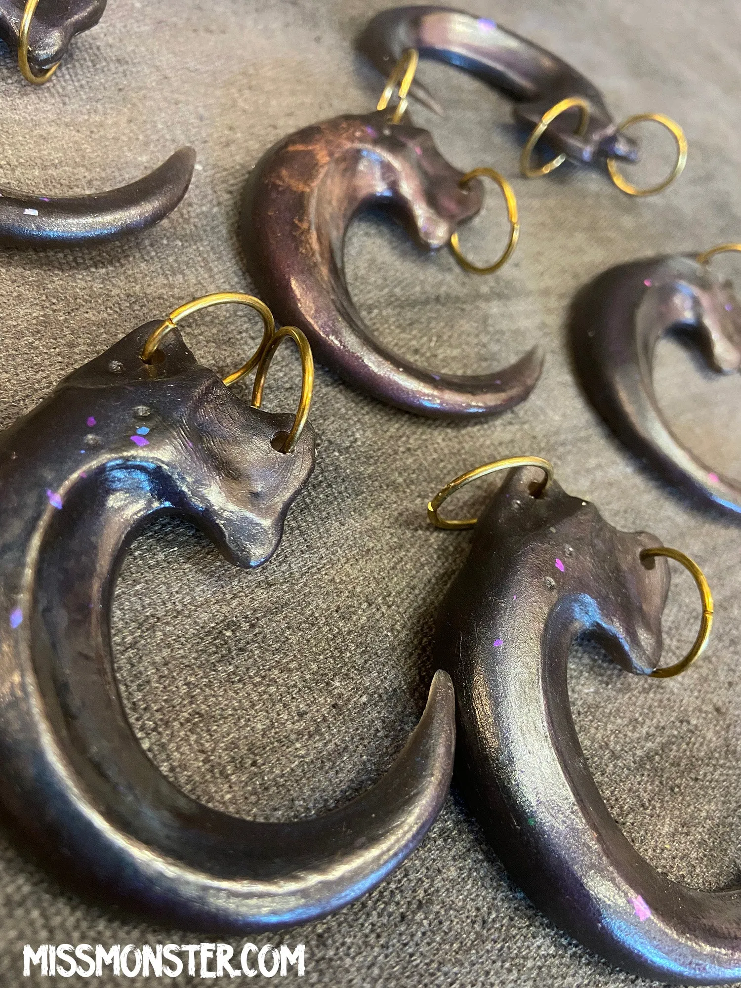 TRANSLUSCENT IRIDESCENT CLAW PENDANT (DARK)